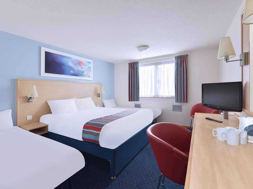 غارفورث Travelodge Leeds Colton الغرفة الصورة