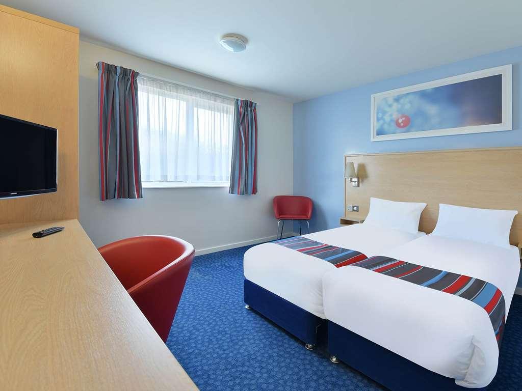 غارفورث Travelodge Leeds Colton الغرفة الصورة