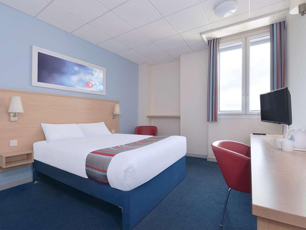 غارفورث Travelodge Leeds Colton الغرفة الصورة